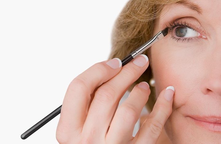 How to apply eyeliner for older women to enhance eyes